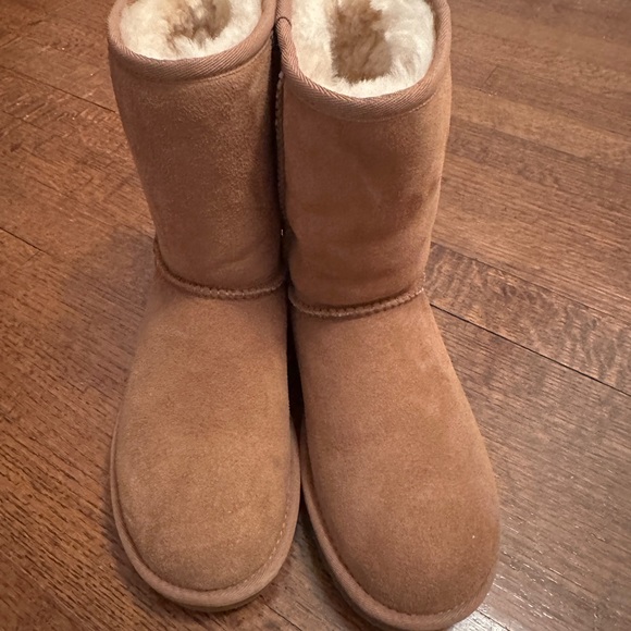 UGGS, women’s size 6. Worn once. Excellent condition! - Picture 2 of 6